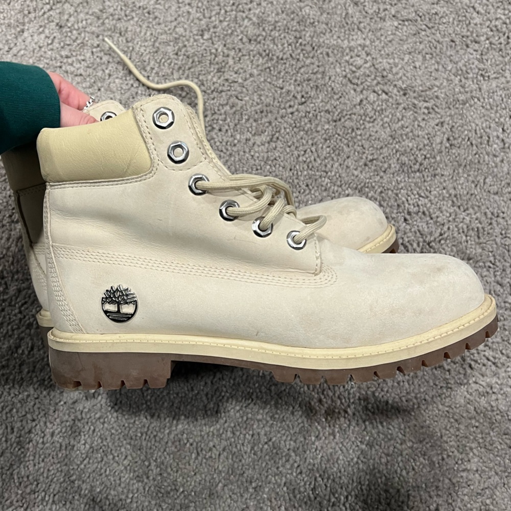 Size 6.5 men’s cream colored timberland boot! Fits womens 8. Barely worn!